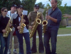 Sax Players entertaining runners