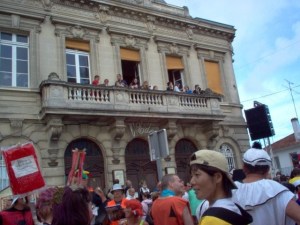 Spectators in every window and balcony